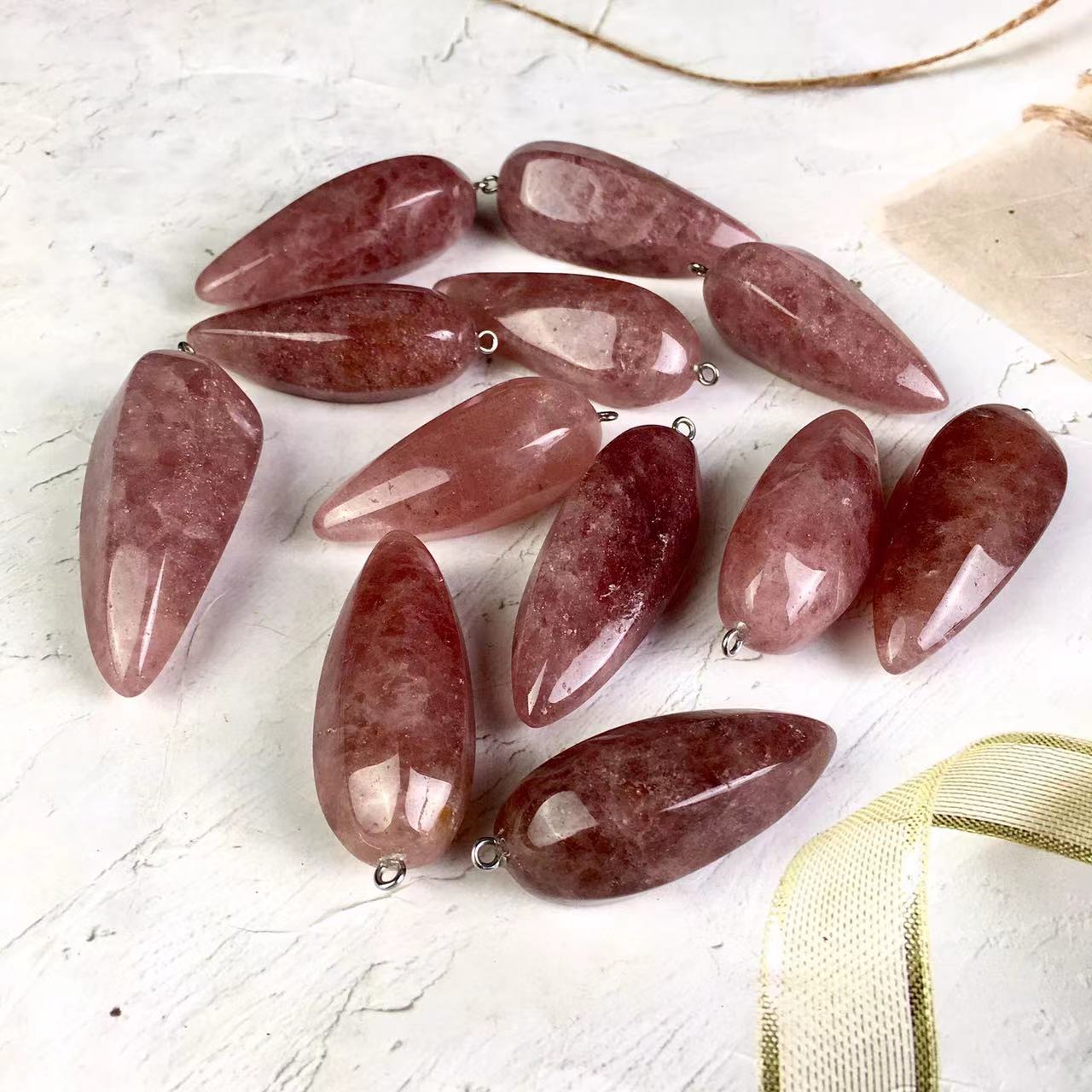 High quality wholesale Natural Crystal Strawberry pendant For Decoration 1pc