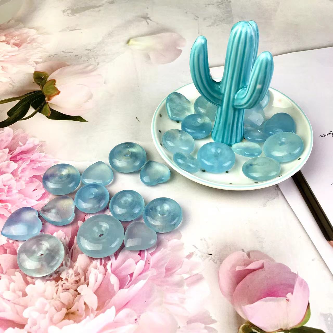 High quality wholesale Hand carved Natural Crystal Aquamarine Safety buckle and Heart For Decoration 1g
