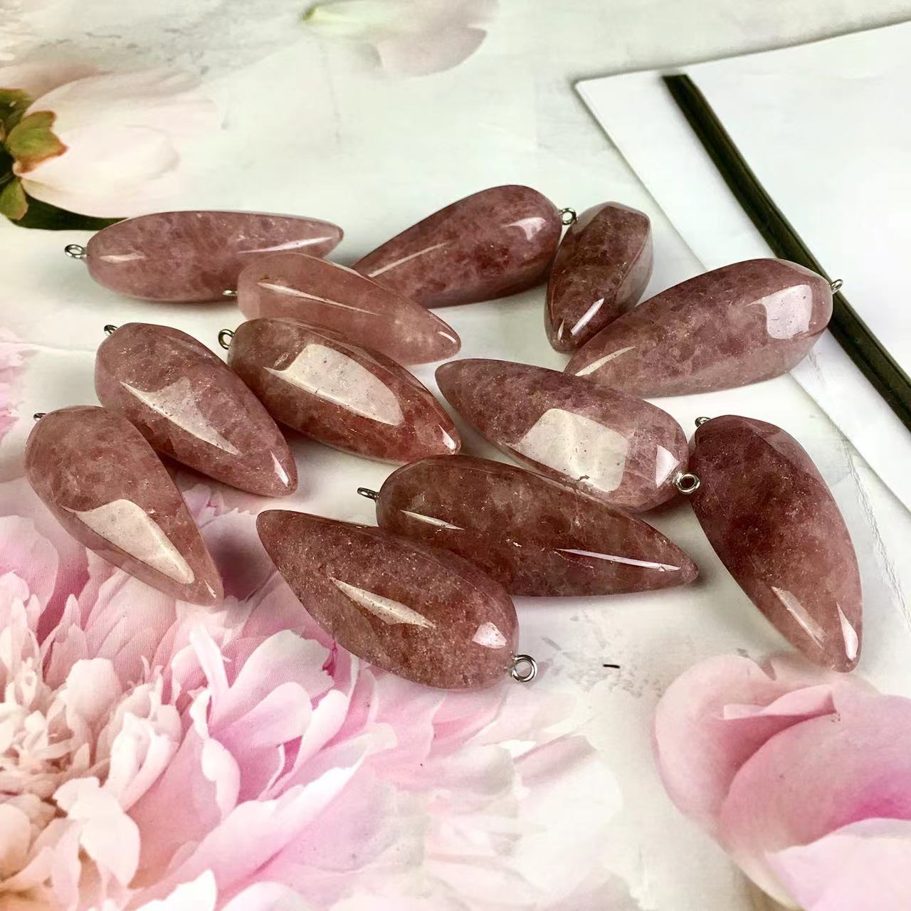 High quality wholesale Natural Crystal Strawberry pendant For Decoration