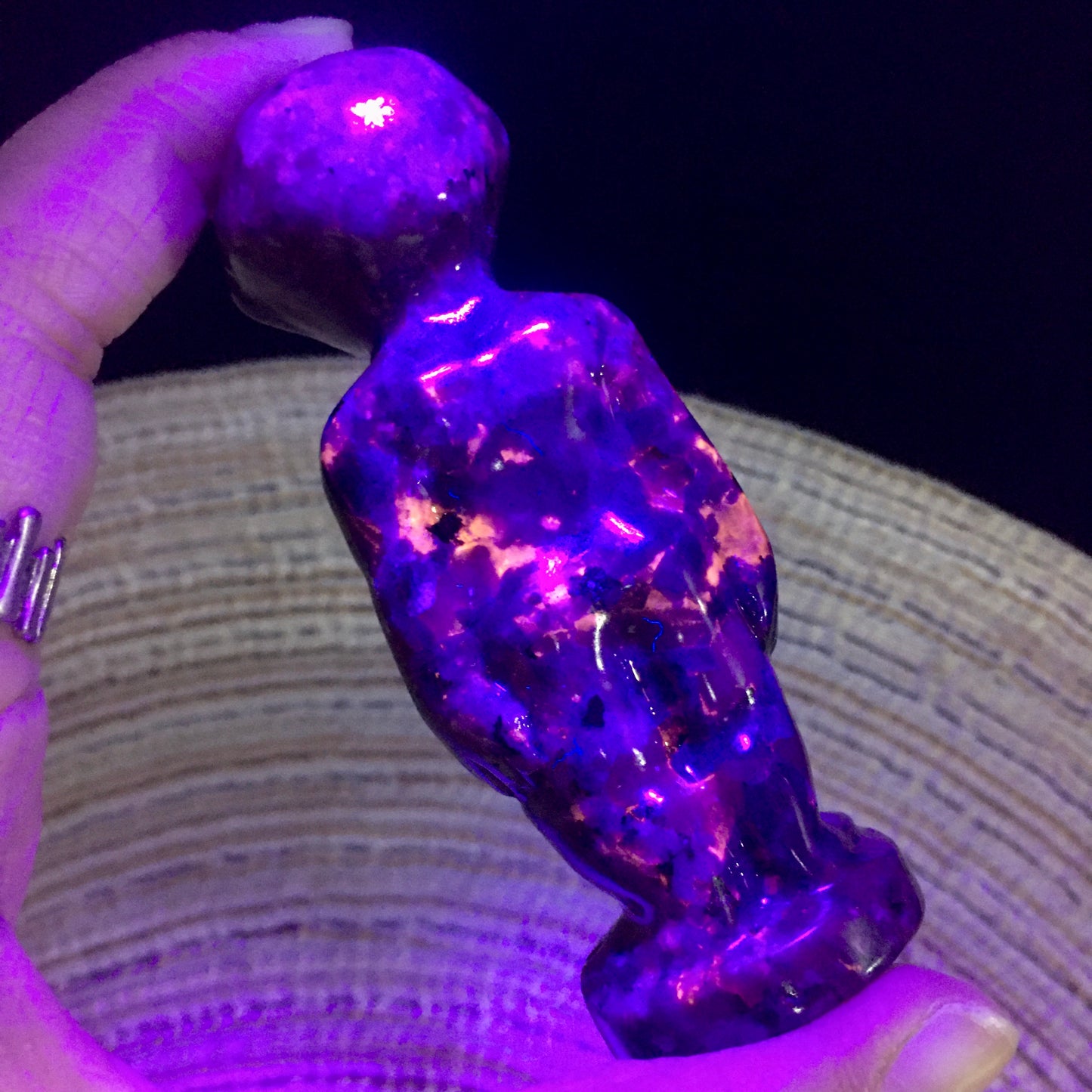Hand Carved Crystal yooperlite alien Crystal Crafts For Halloween Decoration