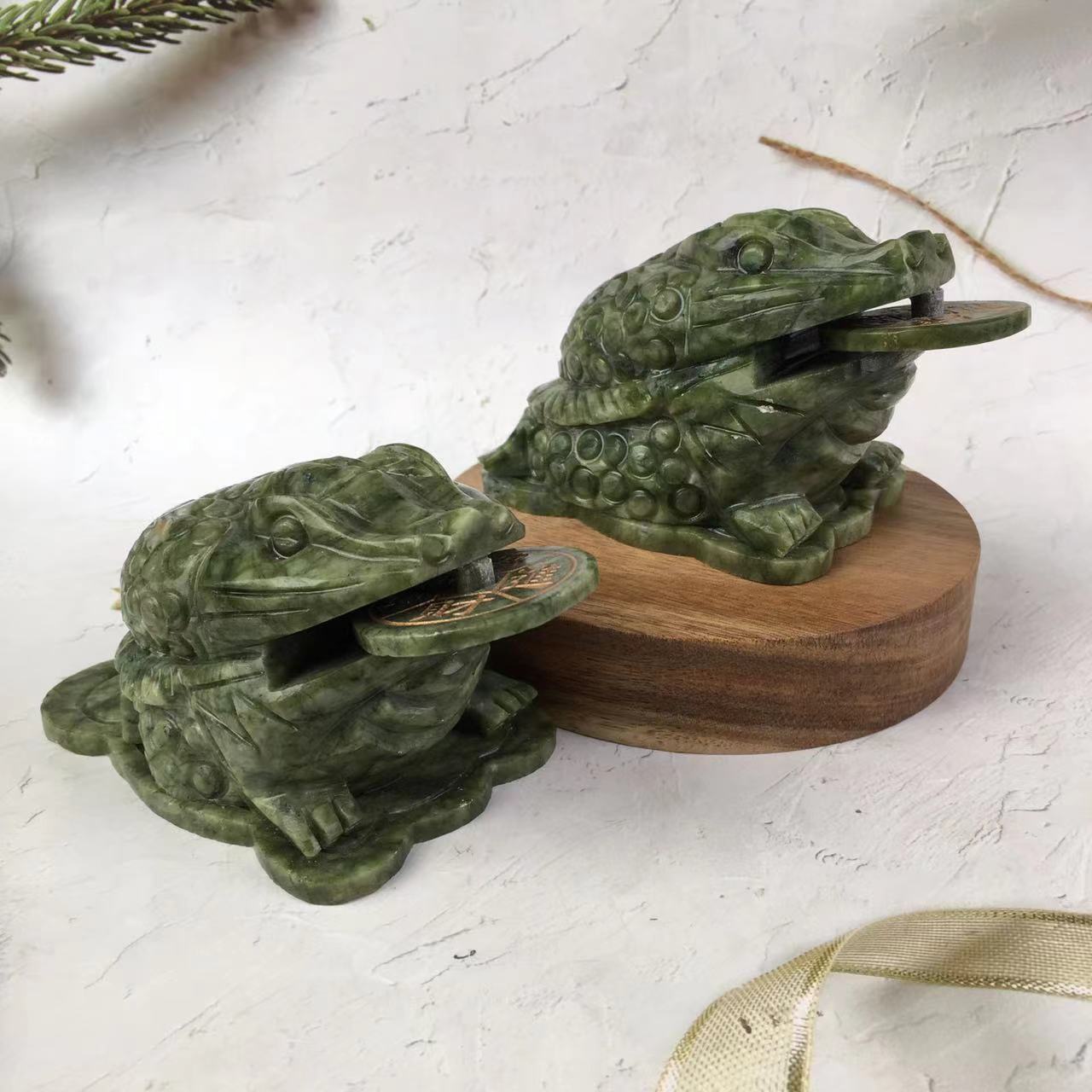 Wholesale Natural Xiuyu carving Hand Carved Serpentine Jade Gemstone Crystals Carved Green Jade elephant/ dragon/gold toad For Gift