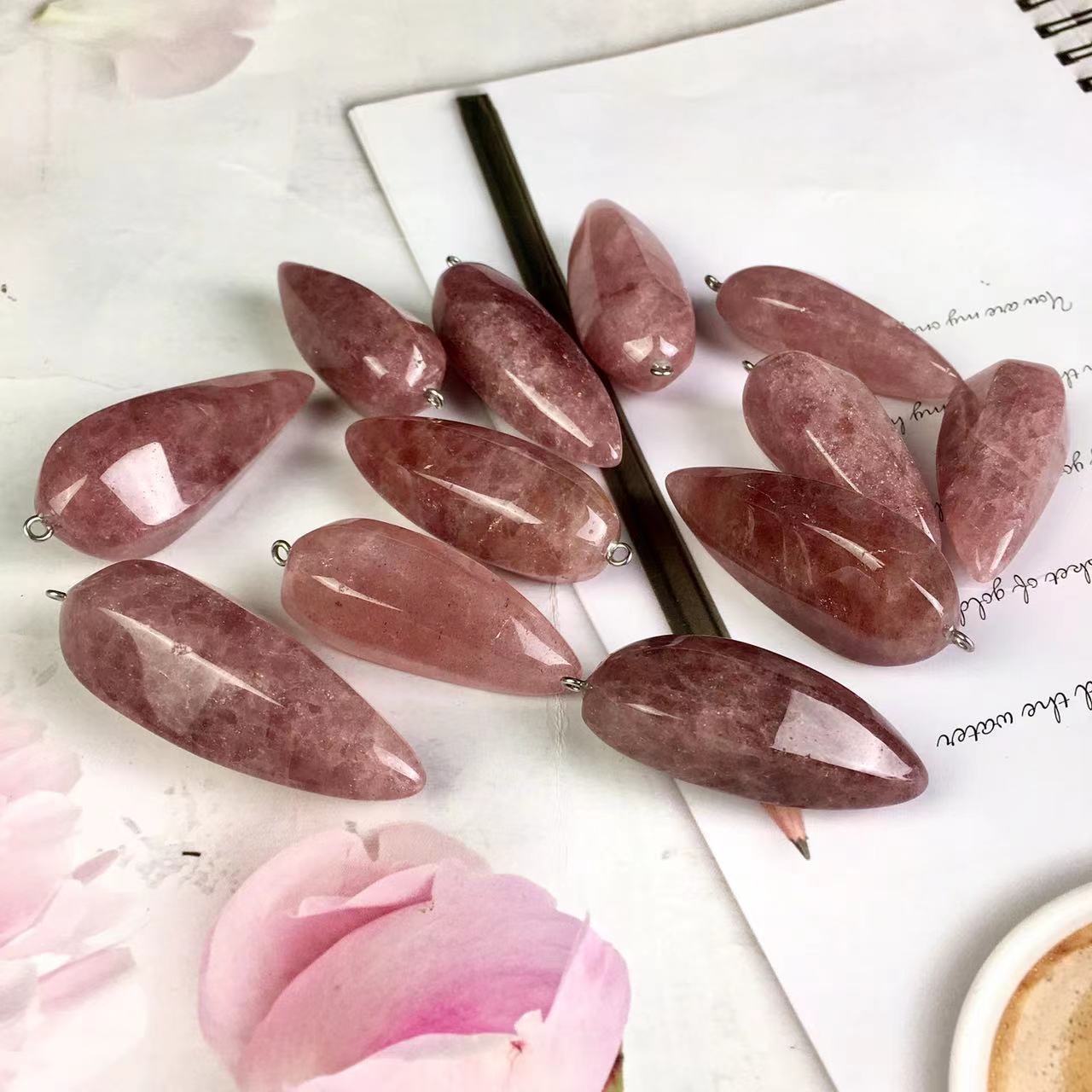 High quality wholesale Natural Crystal Strawberry pendant For Decoration