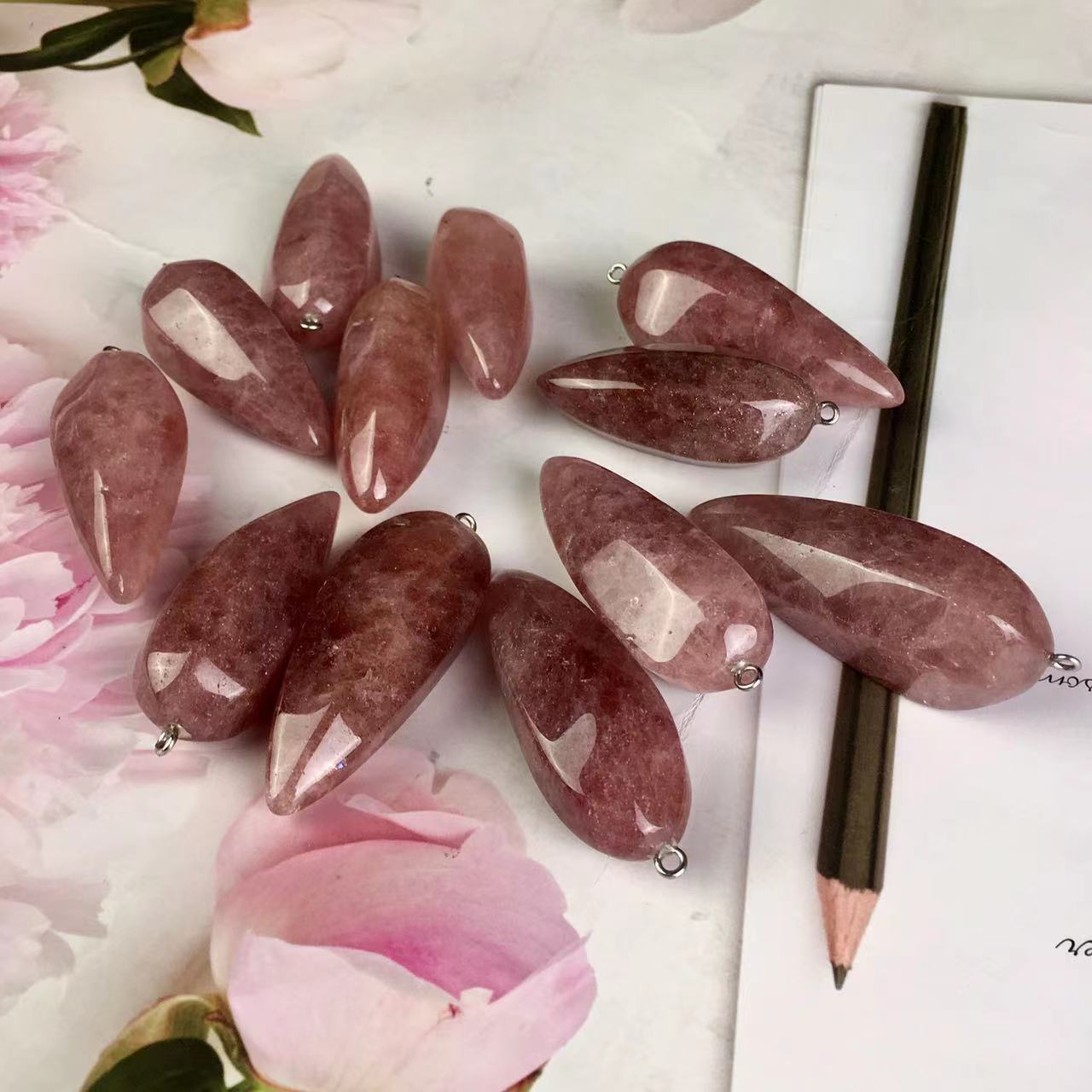 High quality wholesale Natural Crystal Strawberry pendant For Decoration
