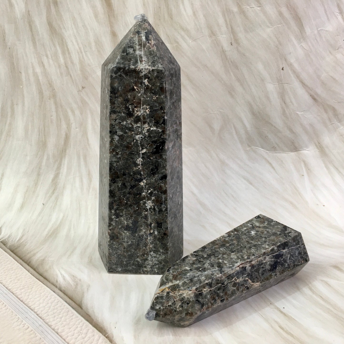 Wholesale natural crystal yooperlite tower for decoration 1kg
