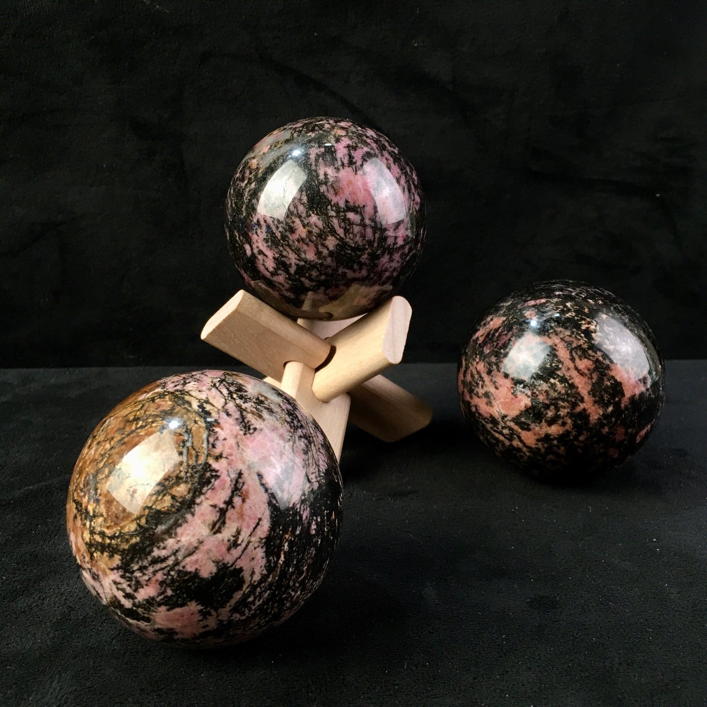 Wholesale Natural Polish Rose stone Ball Crystals Healing Stones Rhodonite Sphere For Home Decor 1kg