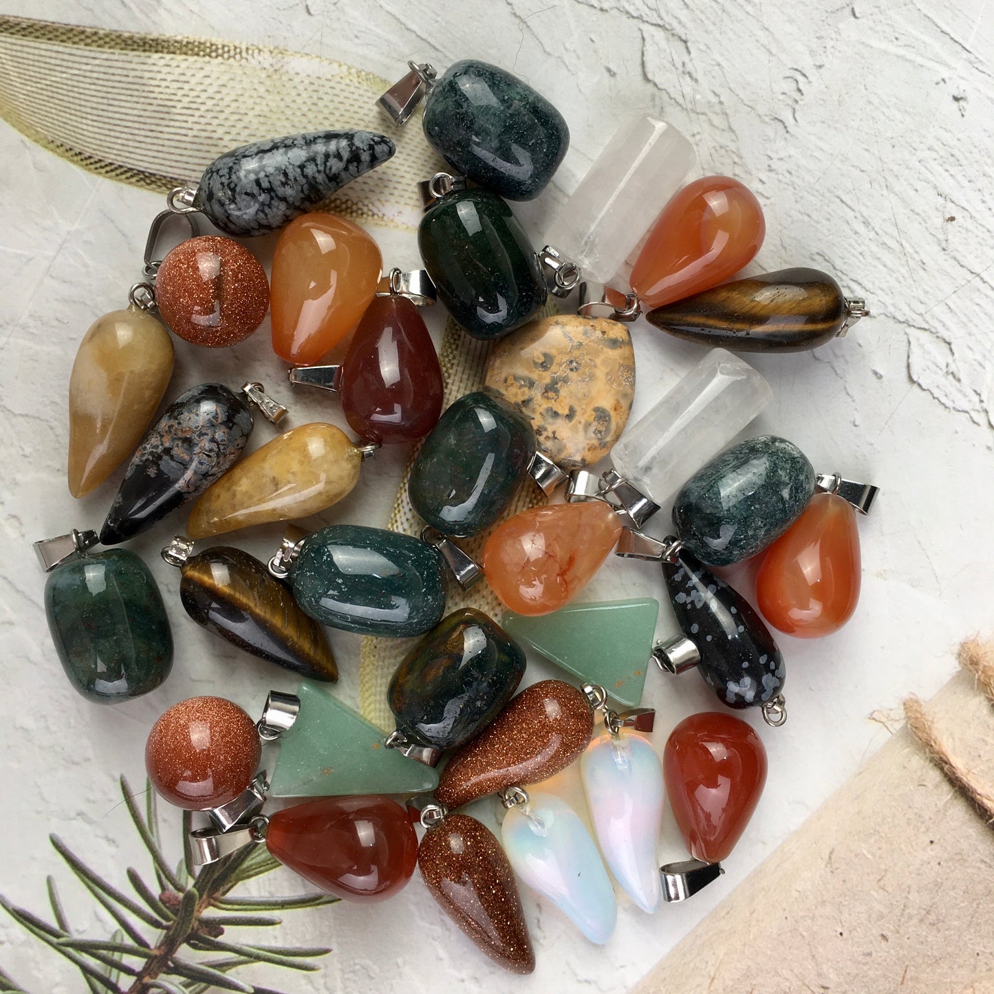 Wholesale mix Irregular stone pendants beads Natural Crystal quartz red agate green aventurine rose quartz kiwi blue spot red jasper black obsidian ocean jasper stone charms Healing Crystal gemstone charms for decoraiotion