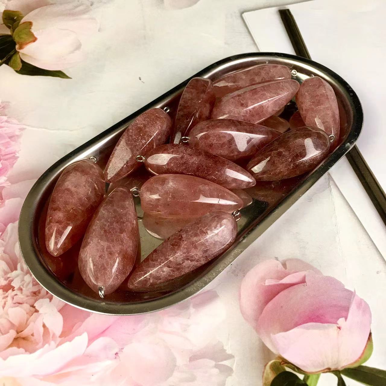 High quality wholesale Natural Crystal Strawberry pendant For Decoration 1pc