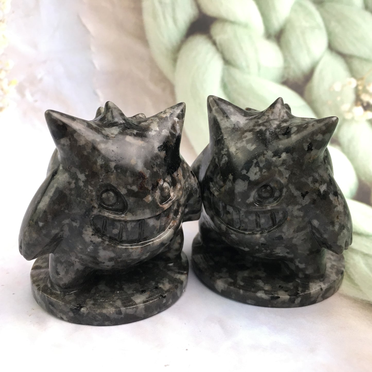 Wholesale high quality reiki natural crystal carving  yooperlite gengar for decoraiotion