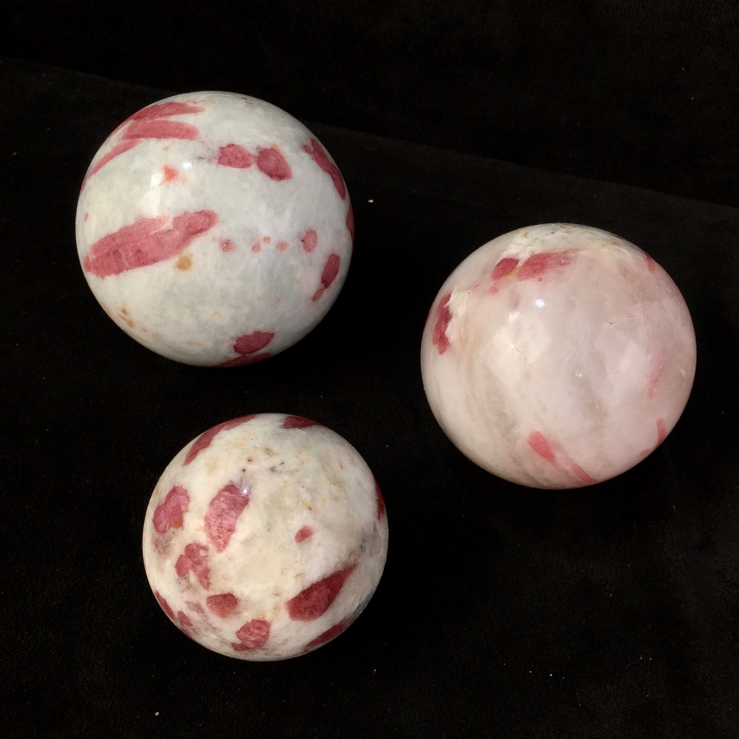 Wholesale natural rock quartz plum blossom tourmaline crystal healing ball beautiful pink tourmaline decorative crystal sphere 1kg
