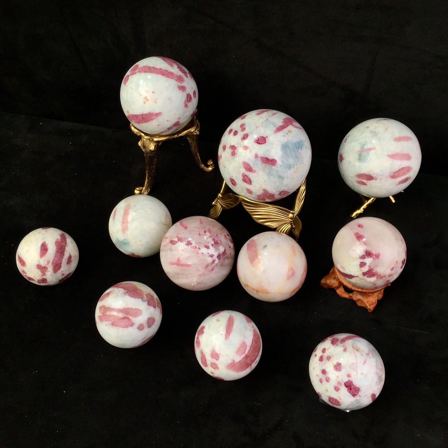 Wholesale natural rock quartz plum blossom tourmaline crystal healing ball beautiful pink tourmaline decorative crystal sphere 1kg