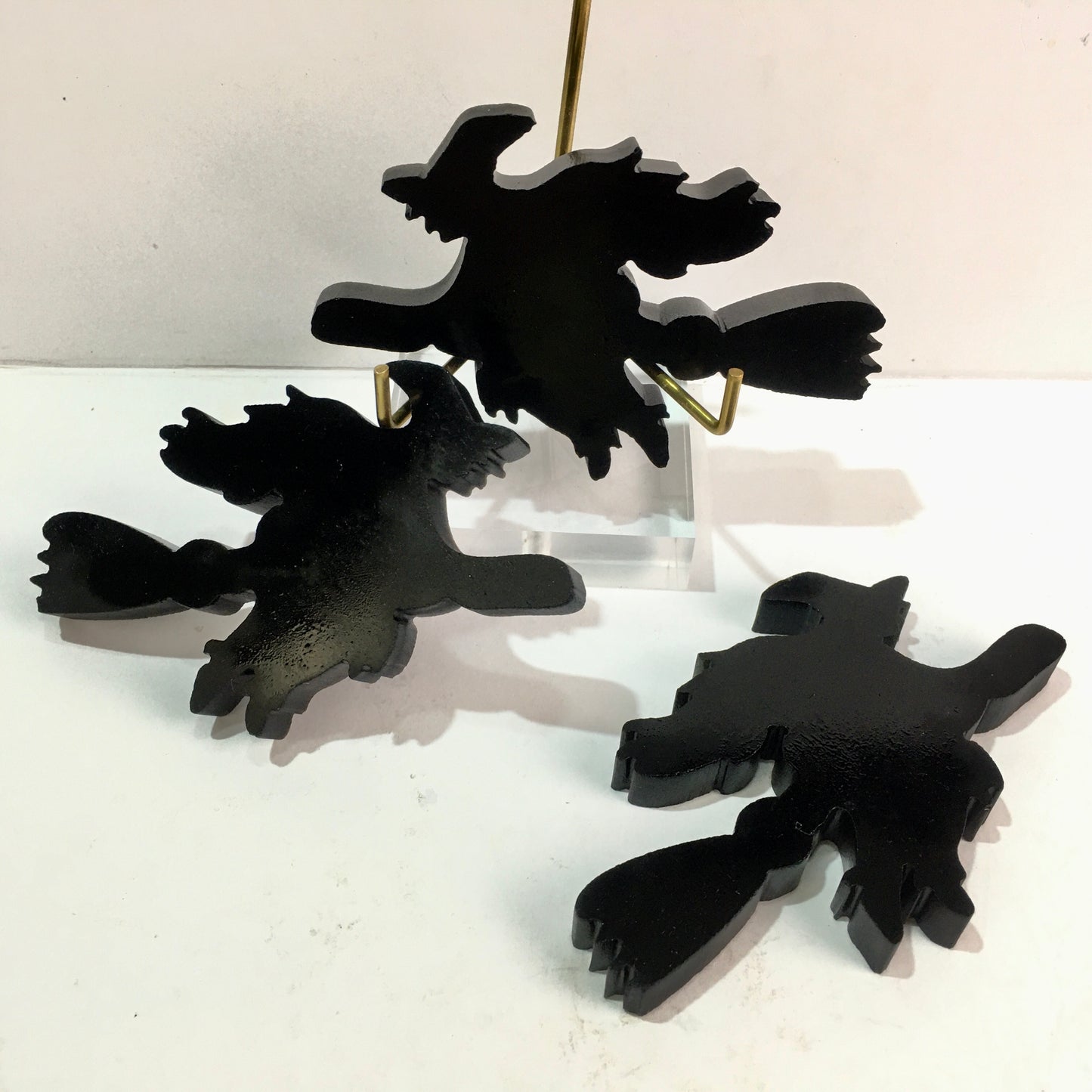 Wholesale Hand Carved Crystal Black Obsidian and yooperlite Wizard and  witch With Broom Crystal Crafts For Halloween Decoration