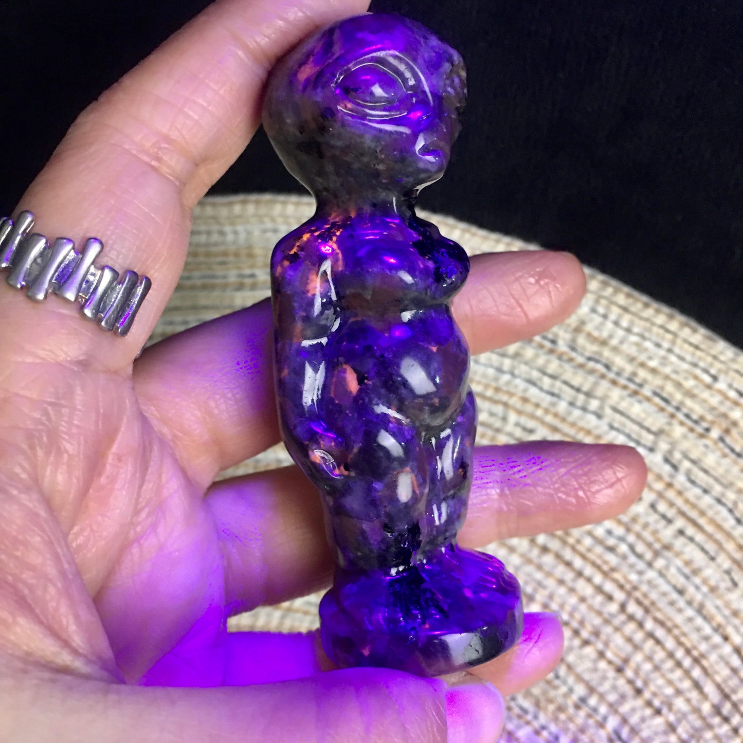 Hand Carved Crystal yooperlite alien Crystal Crafts For Halloween Decoration