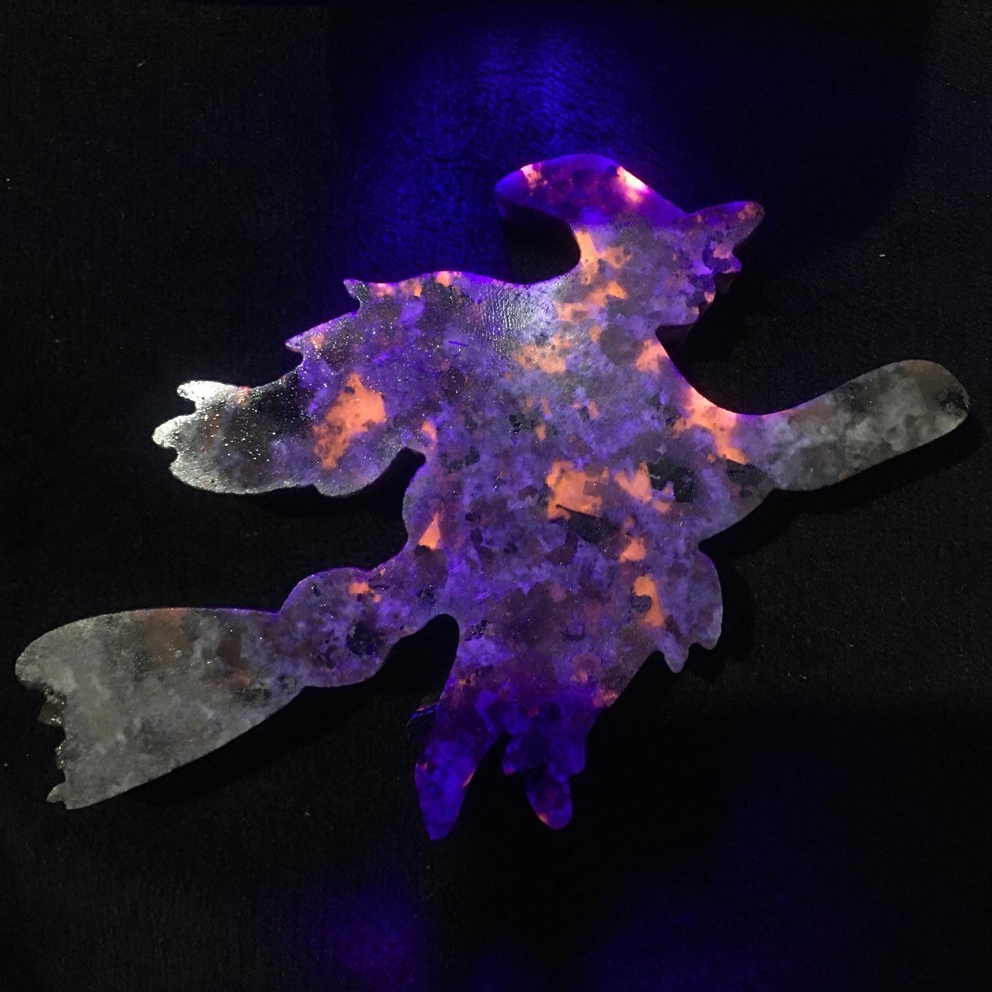 Wholesale Hand Carved Crystal Black Obsidian and yooperlite Wizard and  witch With Broom Crystal Crafts For Halloween Decoration
