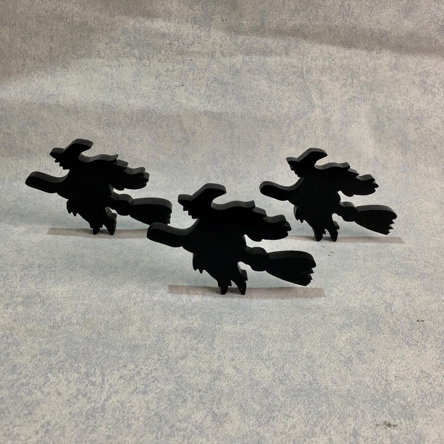 Wholesale Hand Carved Crystal Black Obsidian and yooperlite Wizard and  witch With Broom Crystal Crafts For Halloween Decoration