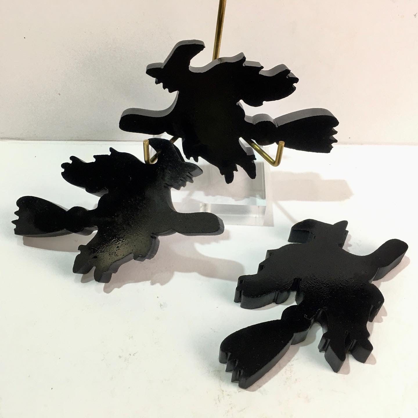 Wholesale Hand Carved Crystal Black Obsidian and yooperlite Wizard and  witch With Broom Crystal Crafts For Halloween Decoration