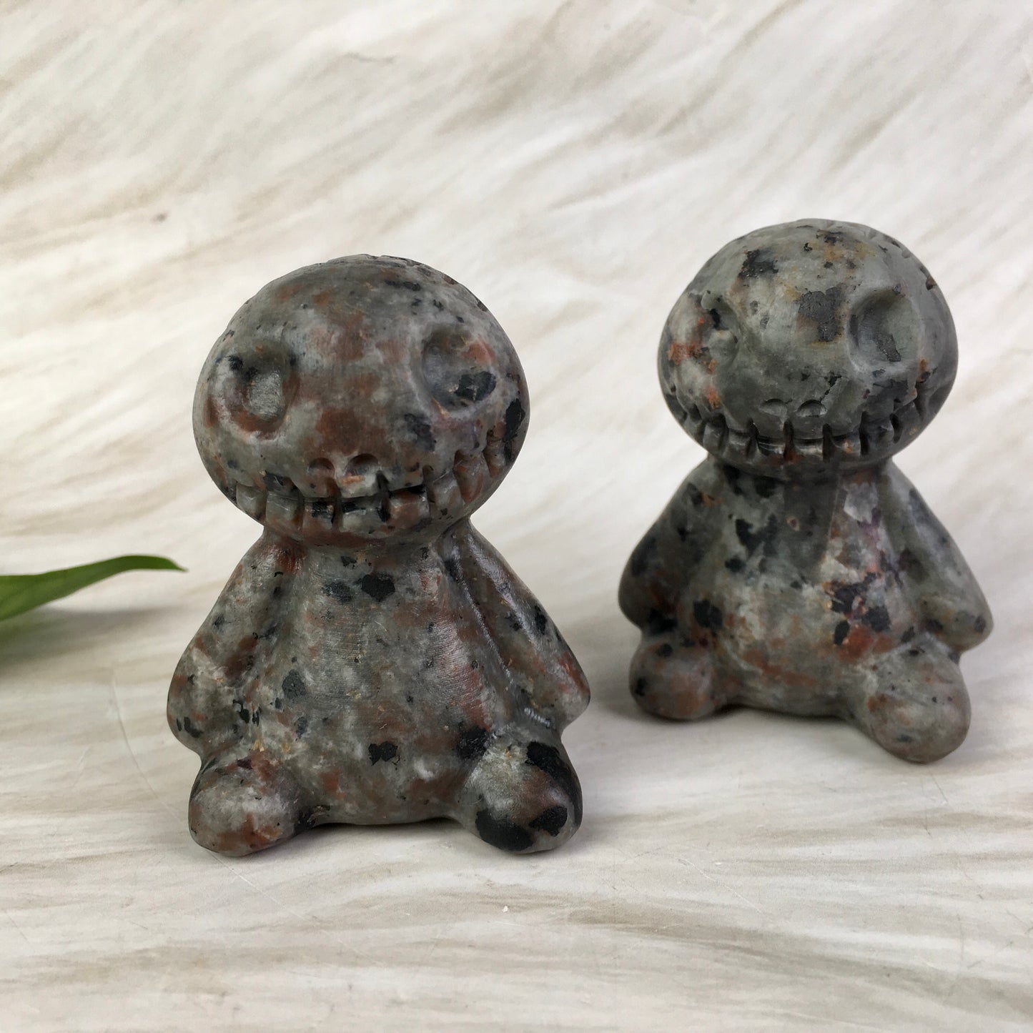 Wholesale Natural Crystal Gemstones Hand-Carved Yooperlite Crystal  Halloween Carving for Halloween Gifts