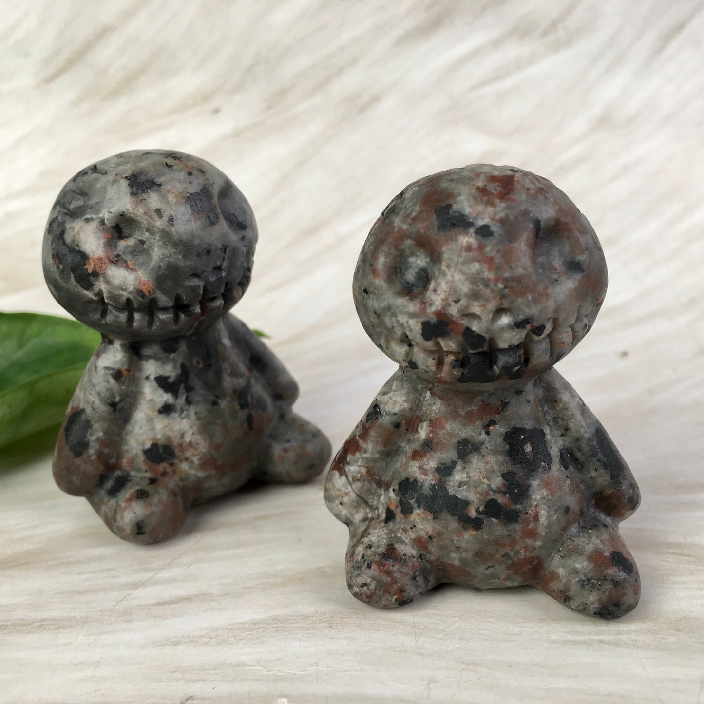 Wholesale Natural Crystal Gemstones Hand-Carved Yooperlite Crystal  Halloween Carving for Halloween Gifts