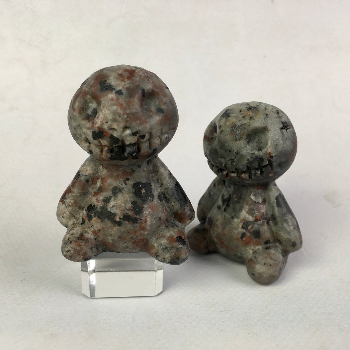 Wholesale Natural Crystal Gemstones Hand-Carved Yooperlite Crystal  Halloween Carving for Halloween Gifts