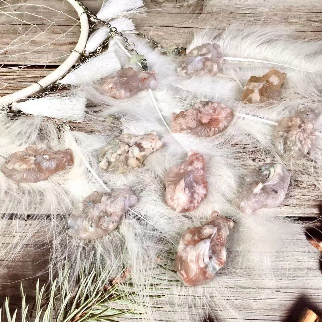 Hot Wholesale Natural Crystal Sakura Agate Golden Fish For Decoration