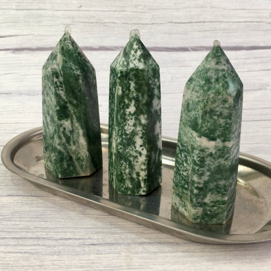 Wholesale natural  crystal Qinghai jade tower for decoraiotion 1kg
