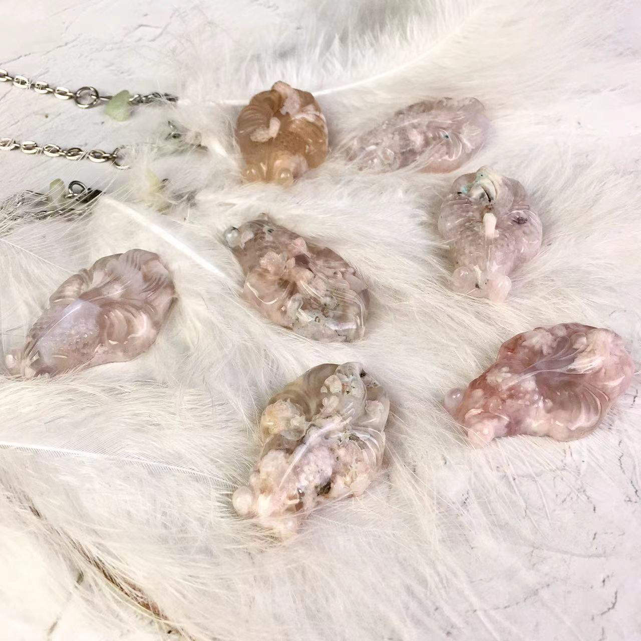 Hot Wholesale Natural Crystal Sakura Agate Golden Fish For Decoration