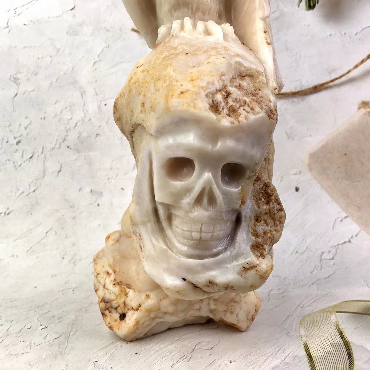 Wholesale High Quality Natural Healing Decorative Crystal Skulls White agate /jade Skulls With Eagle